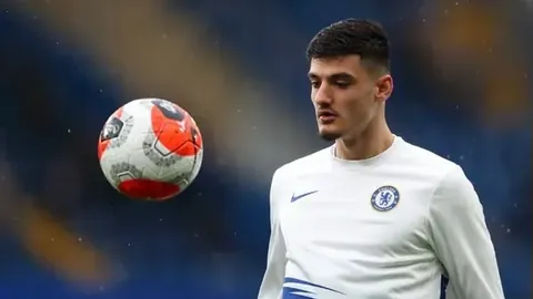 莱奥表现平庸：射门与传球皆空，过人成功率低迷，一例越位，综合评分6.2分